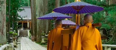 僧侶が法要を行う様子